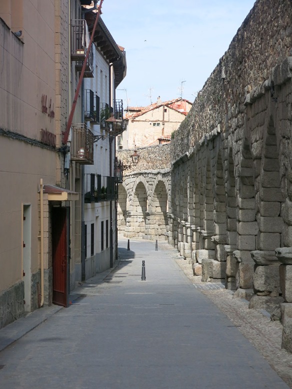 Segovia_Aquaduct_street_1471_1000