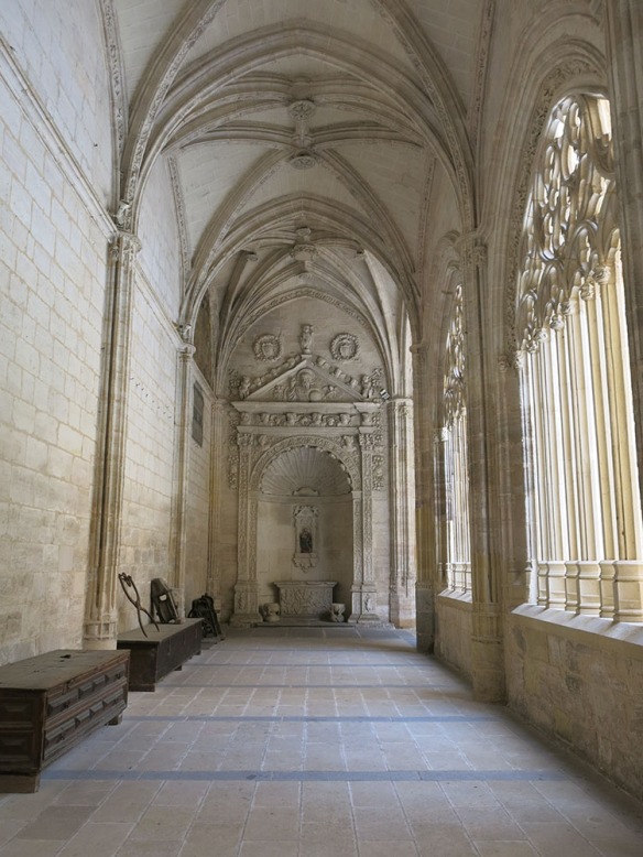 Segovia_Cathedral_Cloister_1551_1000