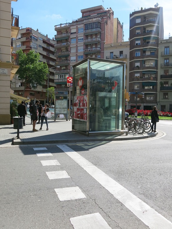 Barcelona_Metro_3173_1000_Yellow_Entry
