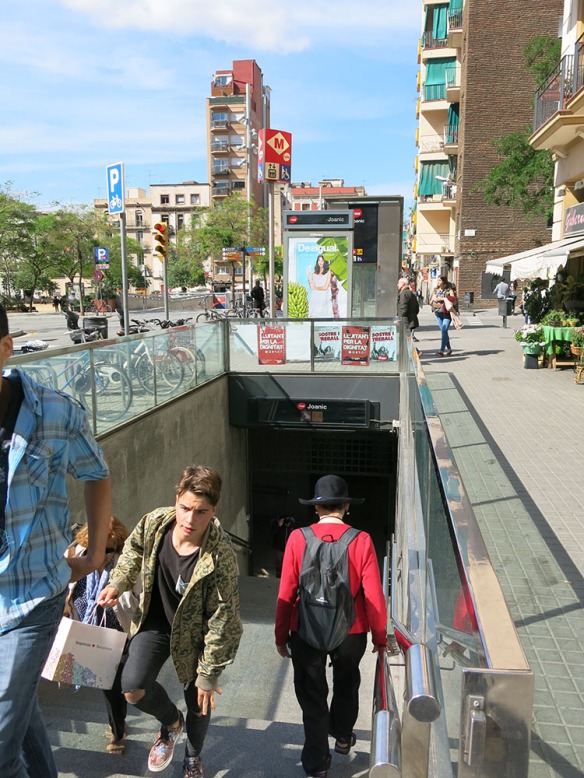 Barcelona_Metro_3175_1000_Yellow_Entry